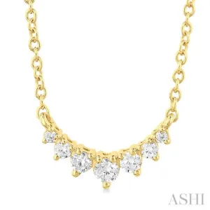 1/8 Ctw Graduated Diamond Smile Necklace in 10K Yellow Gold