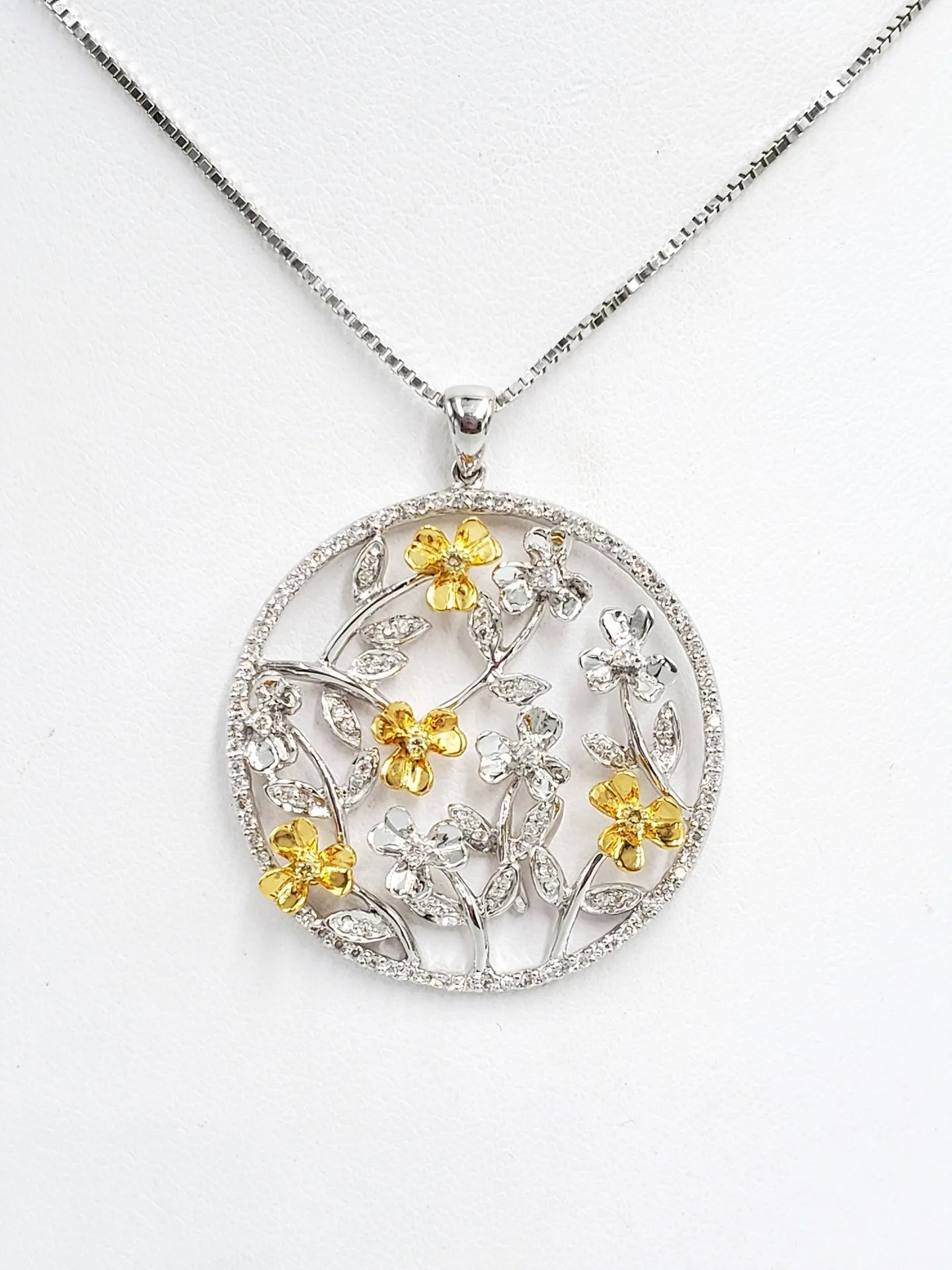 18Kt White Gold Diamond Flower Pendant