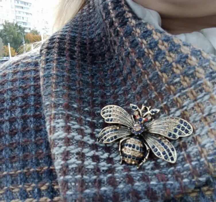 Honey bee brooch stunning silver plated blue diamante suit coat broach pin ggg38