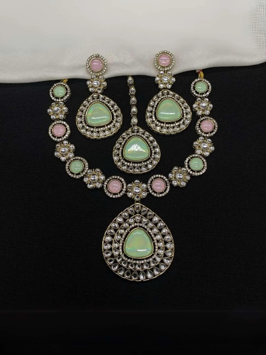 Kundan Design Stone-Studded Necklace