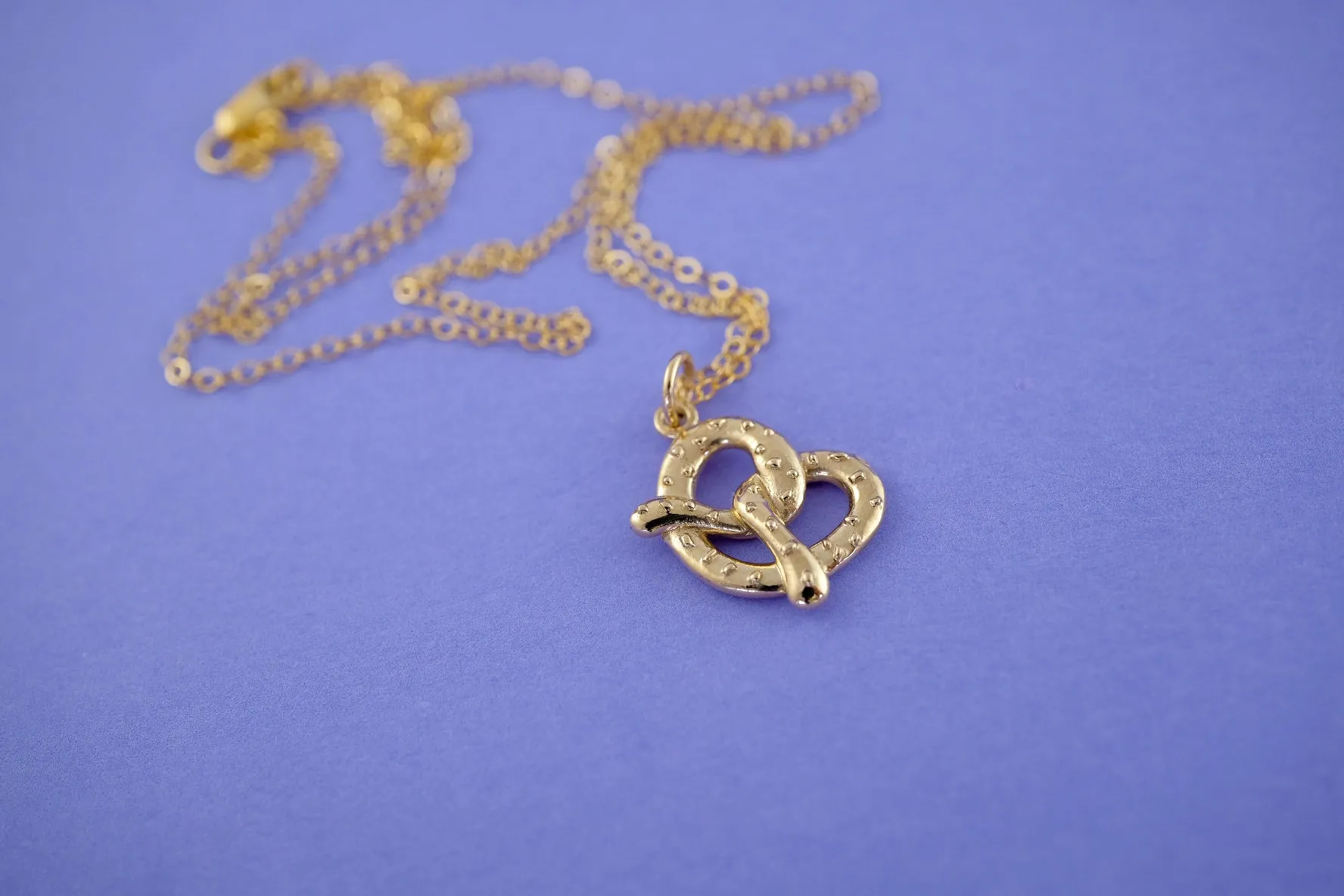 Mini Charming Necklace - Golden Pretzel